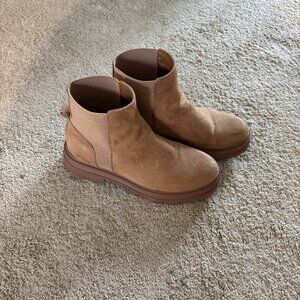 Lug sole Chelsea boots